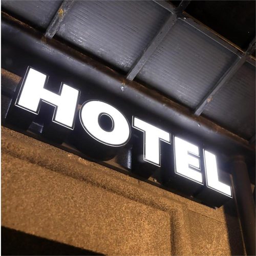 Enseigne lumineuse, lettre relief en pvc face avant lumineuse